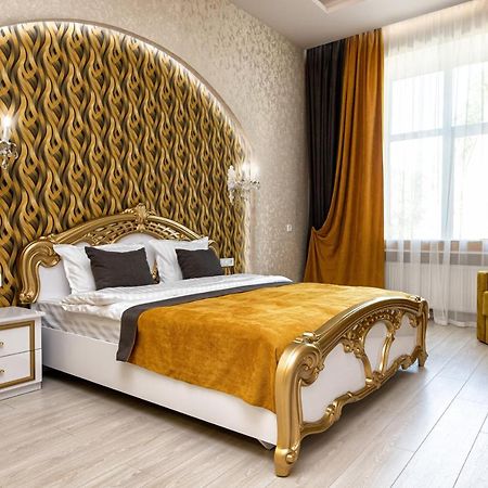 2 Bedroom Apartment Tykha Street City Center With Parking Place Львів Екстер'єр фото