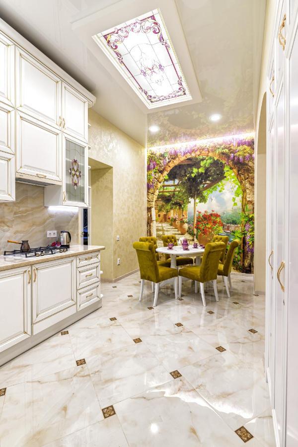 2 Bedroom Apartment Tykha Street City Center With Parking Place Львів Екстер'єр фото