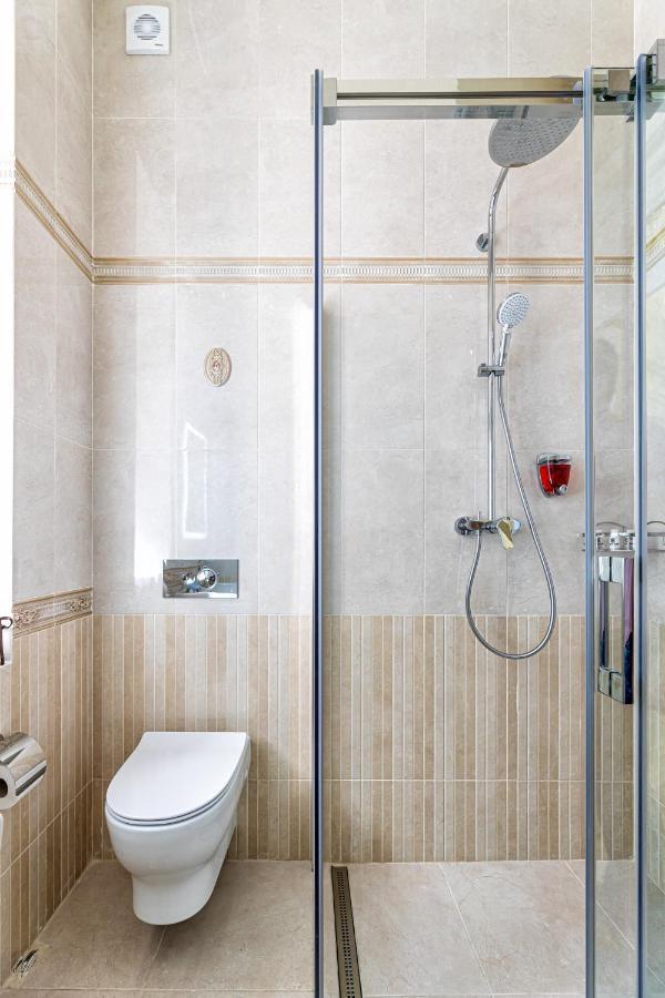 2 Bedroom Apartment Tykha Street City Center With Parking Place Львів Екстер'єр фото