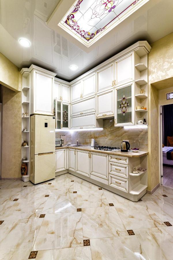 2 Bedroom Apartment Tykha Street City Center With Parking Place Львів Екстер'єр фото