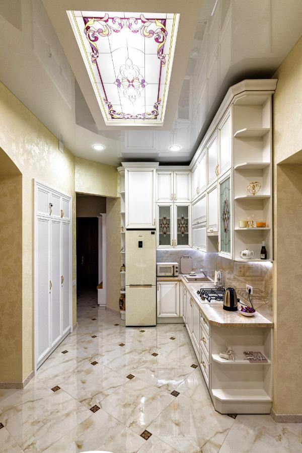 2 Bedroom Apartment Tykha Street City Center With Parking Place Львів Екстер'єр фото