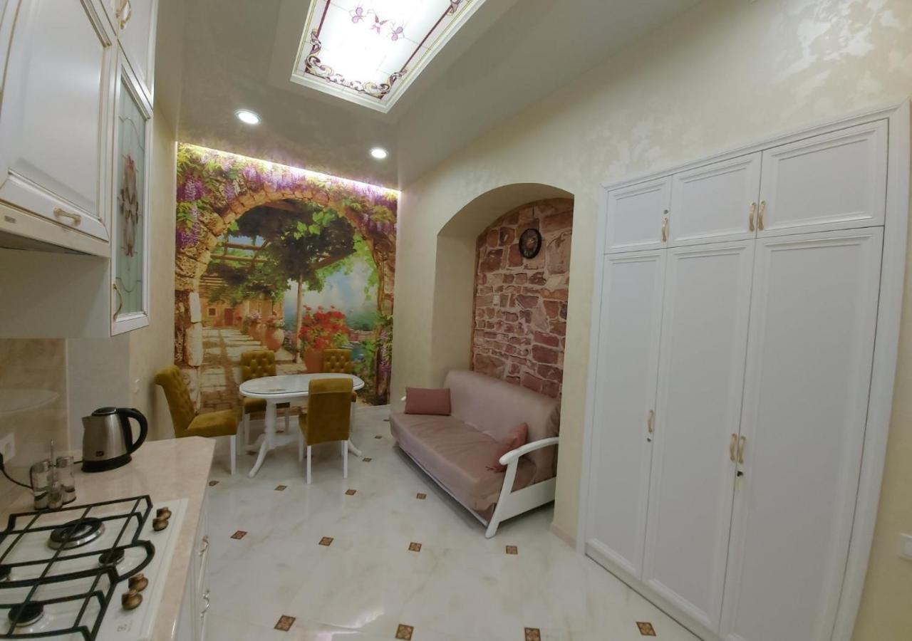 2 Bedroom Apartment Tykha Street City Center With Parking Place Львів Екстер'єр фото